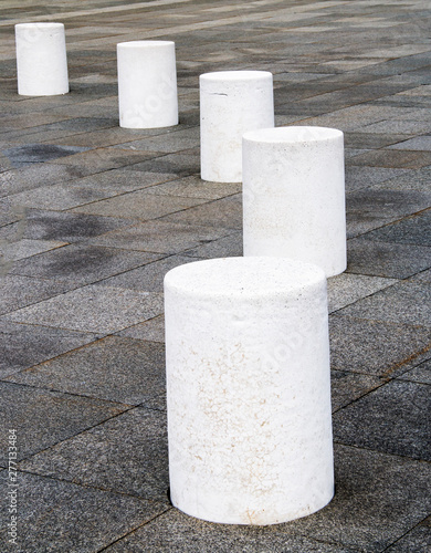 repeating white pillars in a circle