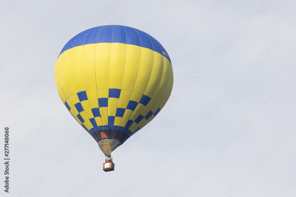 Fototapeta premium hot air balloon in blue sky