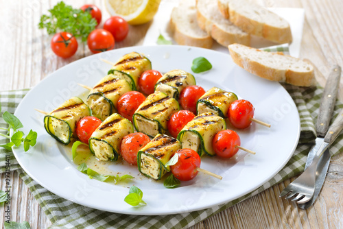 Vegetarisch grillen: Bunte marinierte Feta-Spieße mit Zucchini, Kirschtomaten und Kräutern - Grilled marinated feta skewers with Greek cheese, courgette, cherry tomatoes and herbs