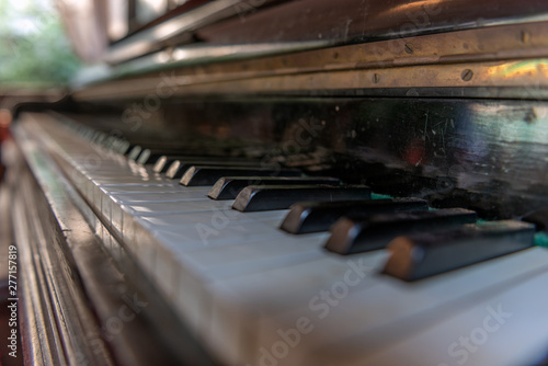 Ancien piano  droit