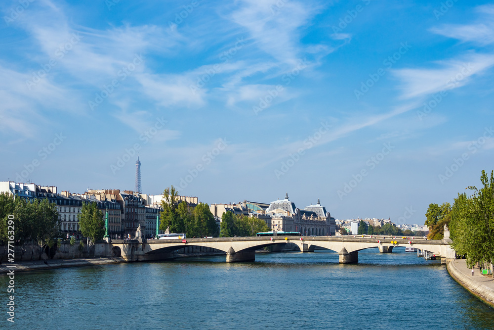 Obraz premium Blick über die Seine in Paris, Frankreich