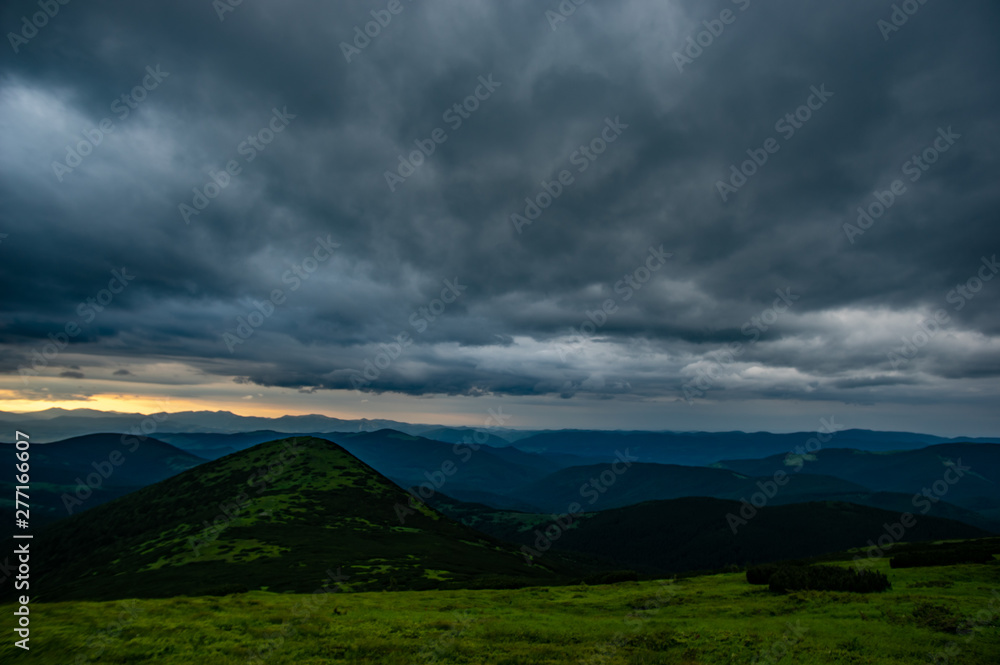 Obraz premium Evening in cloudy weather in the mountains