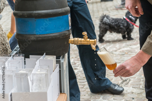 Ein Glas Bier wird von einem Fass selbst gebrautem Bieres gezapft, Deutschland 
