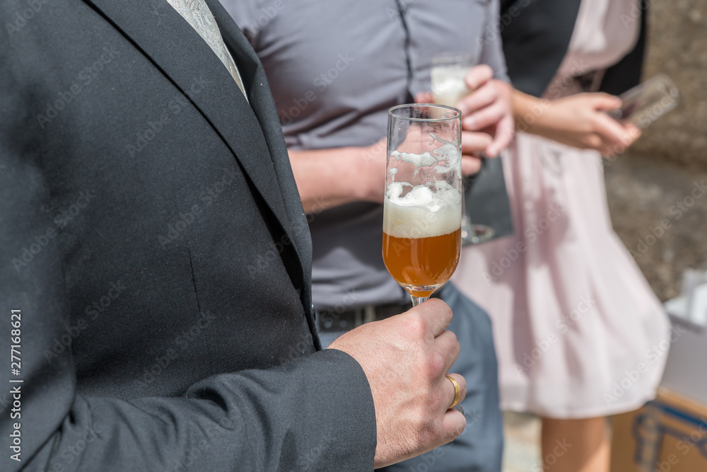 Ein frisch vermählter Ehemann und sein Trauzeuge trinken ein Glas Bier, Deutschland Ein frisch vermählter Ehemann und sein Trauzeuge trinken ein Glas Bier, Deutschland