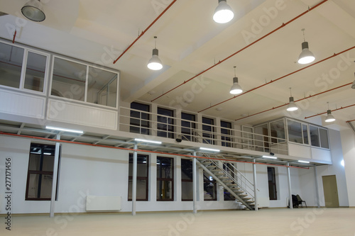 Fotografía Interior of a large empty room