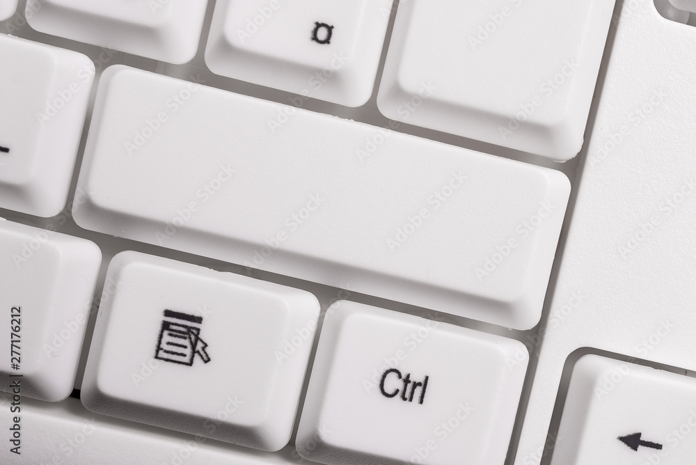 White pc keyboard with empty note paper above white background key copy space White pc keyboard with empty note paper above white background key copy space