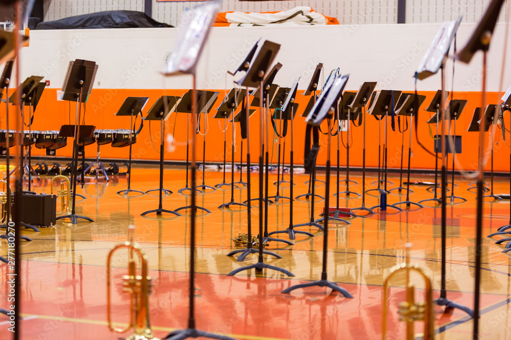 Φωτογραφία forest of music stands all prepared for the concert