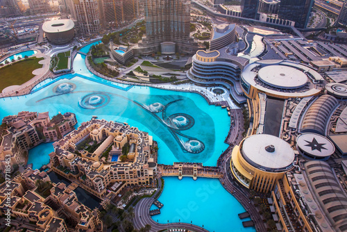 Canvas Print Dubai mall fountain and modern downtown buildings