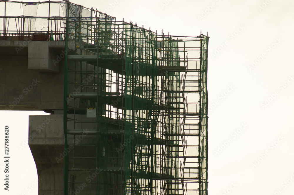 Obraz premium 新幹線の建設現場と巨大な仮組の足場