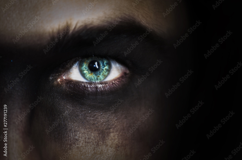 Oeil vert à la peau foncée Oeil vert à la peau foncée