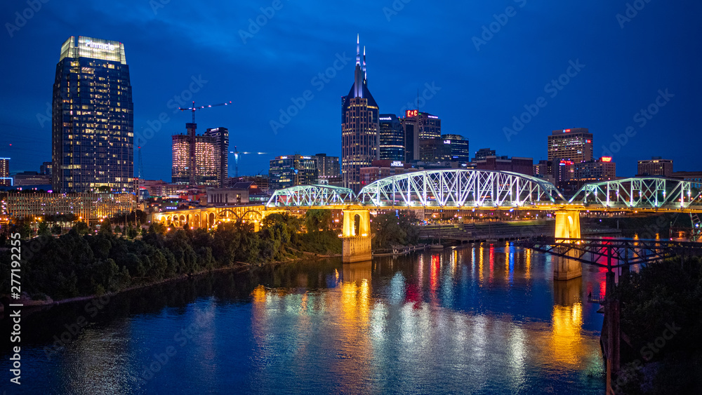 Naklejka premium The skyline of Nashville at night - street photography