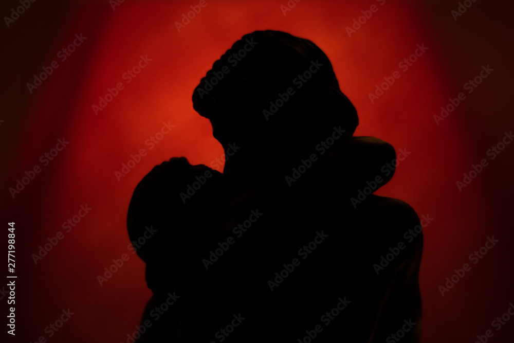 Le baiser de rodin silhouette noir sur rouge lampe