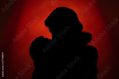 Le baiser de rodin silhouette noir sur rouge lampe photo