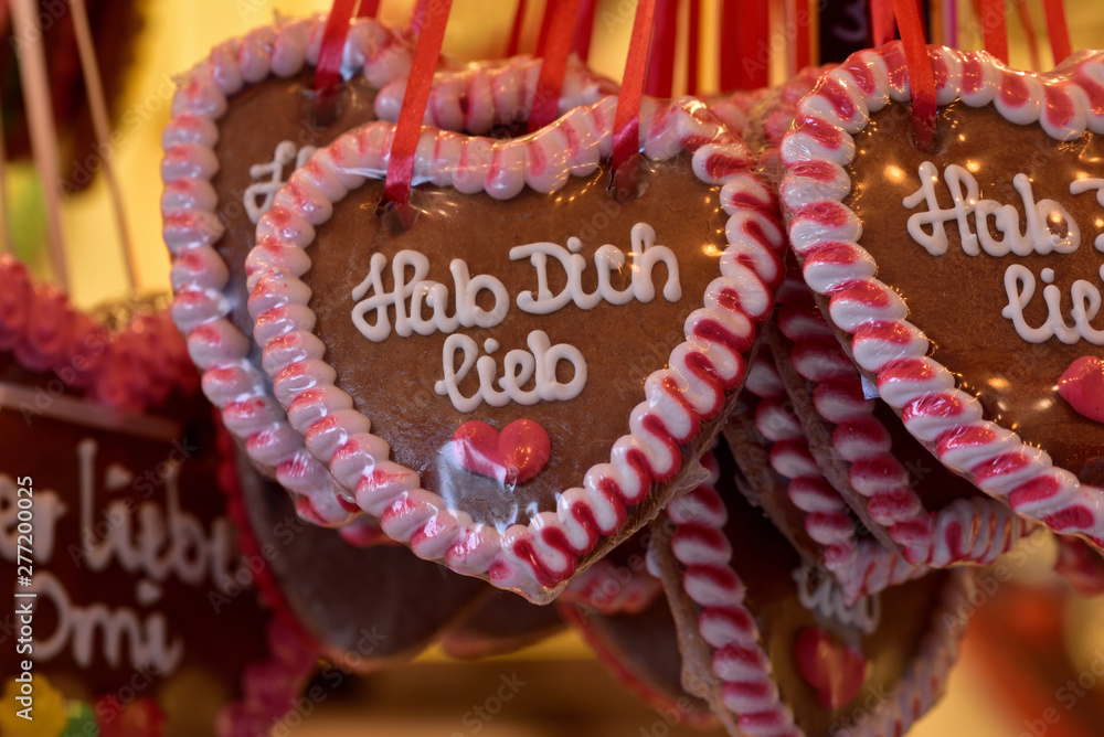 Traditionelle bayerische Herzchen aus Lebkuchen, die beschriftet sind
