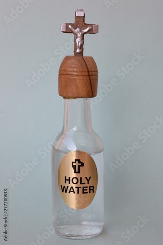 Holy water. Botella de agua bendita. 