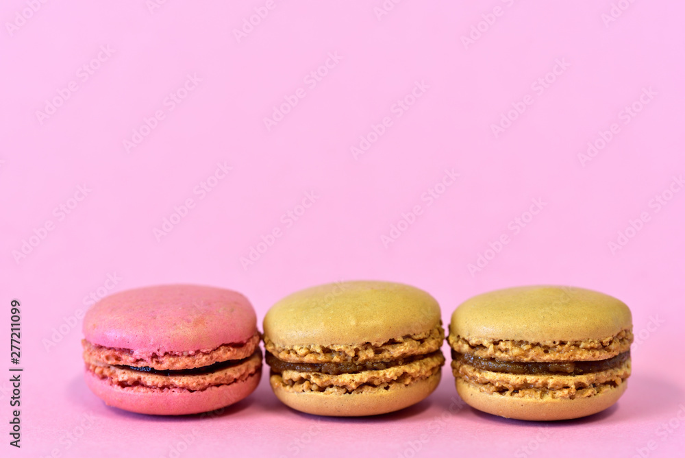 Bunte Macarons vor rosafarbenem Hintergrund Bunte Macarons vor rosafarbenem Hintergrund