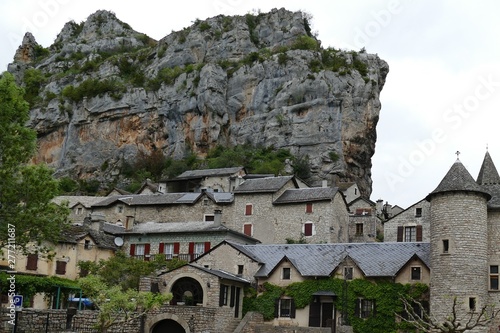 Le joli village de La Mal  ne dans Les Gorges du Tarn en France