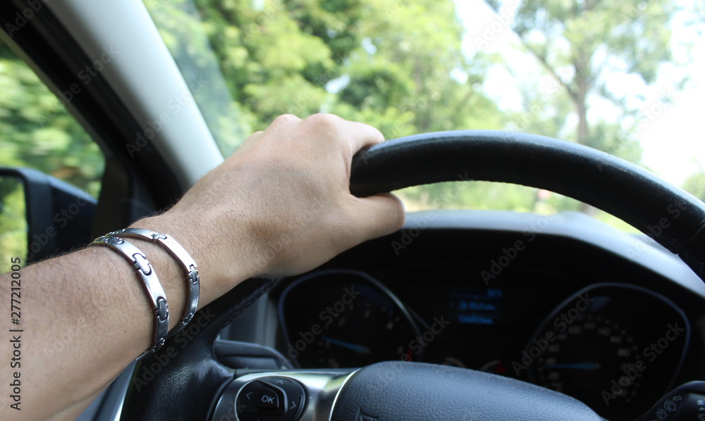 Uomo al volante dell'auto - pendolare o turista Uomo al volante dell'auto - pendolare o turista