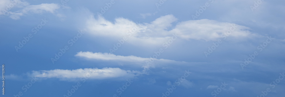 Wolkengebilde nach einem Sommergewitter - dunkle Wolken am Himmel