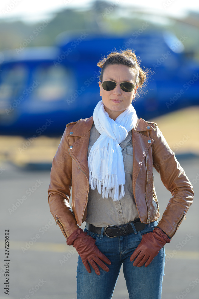 Obraz premium woman waiting for helicopter