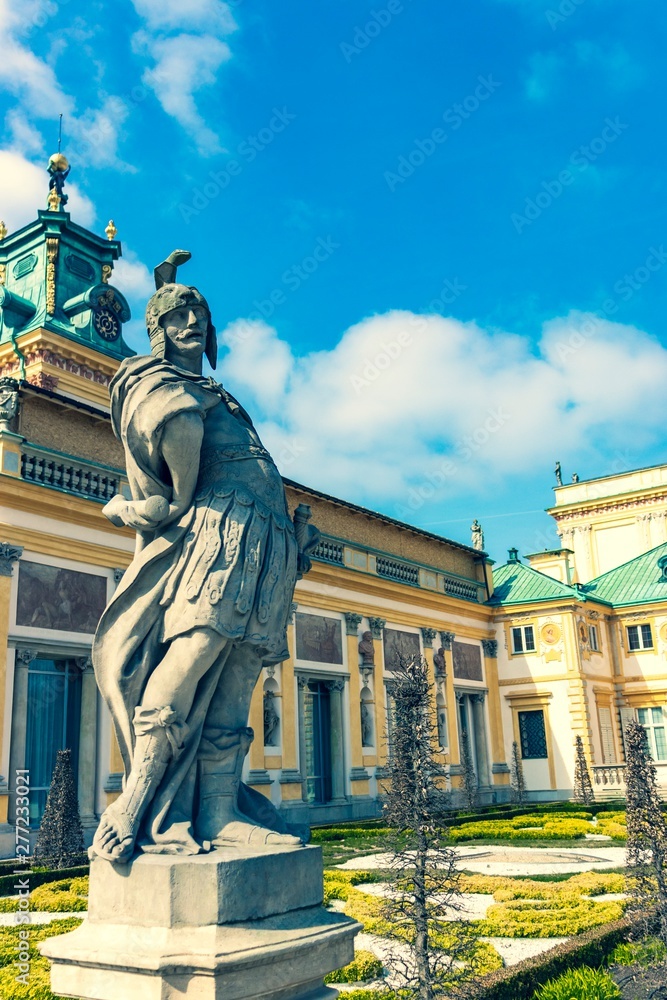 Obraz premium ancient sculptures of the Warsaw Palace