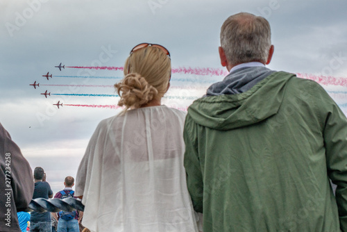 Obraz na płótnie Couple watching airshow