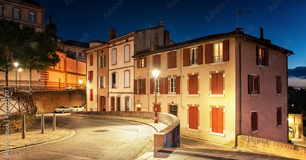 Fototapeta premium Old town of Albi at night