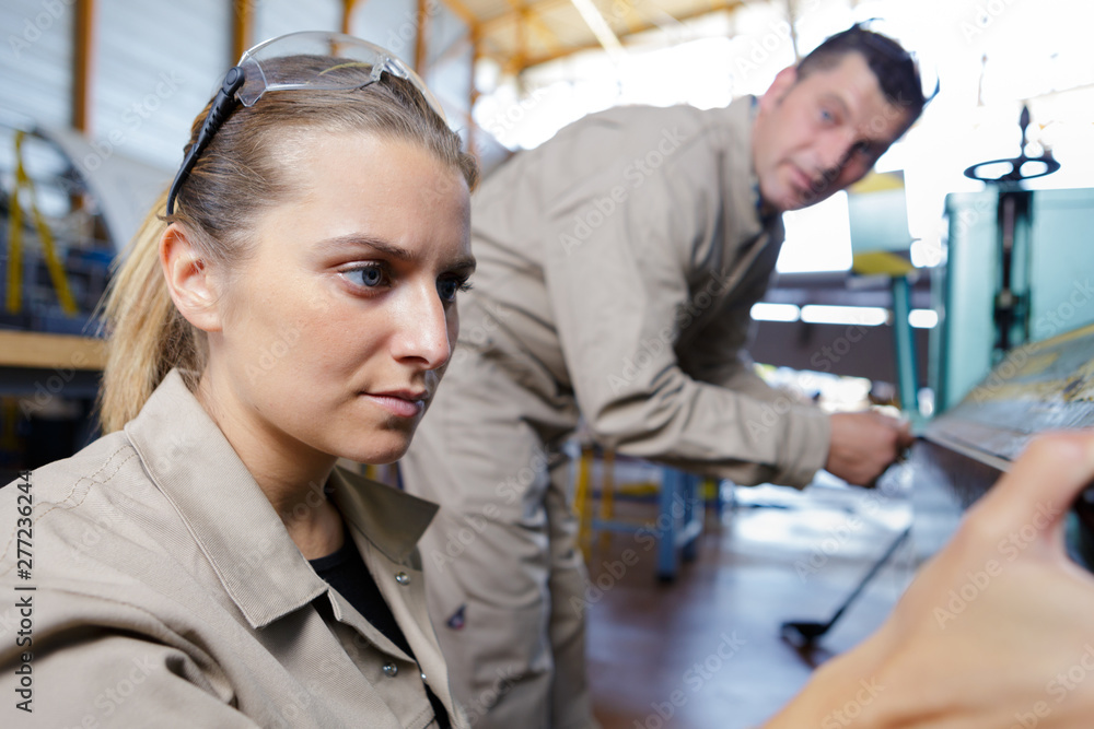 Obraz premium poważna pracownica w przemyśle