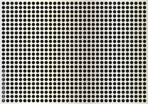 Reja con agujeros de color gris metálico.