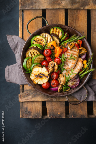 Foto Seasonal summer grilled vegetables and chicken breast
