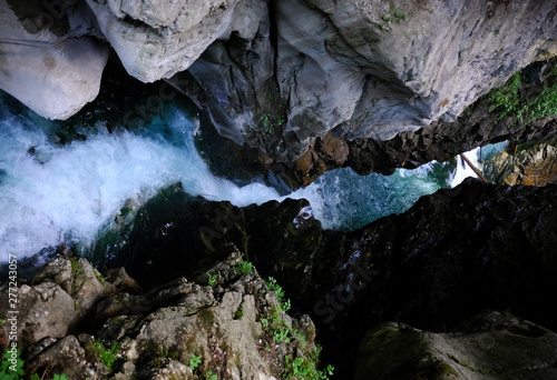 Wasser zwischen Felsen