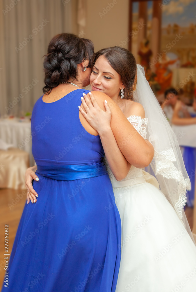 Naklejka premium Bride dancing with her mother