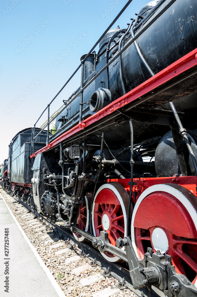 Fototapeta premium Radziecki parowóz stoi na peronie stacji.