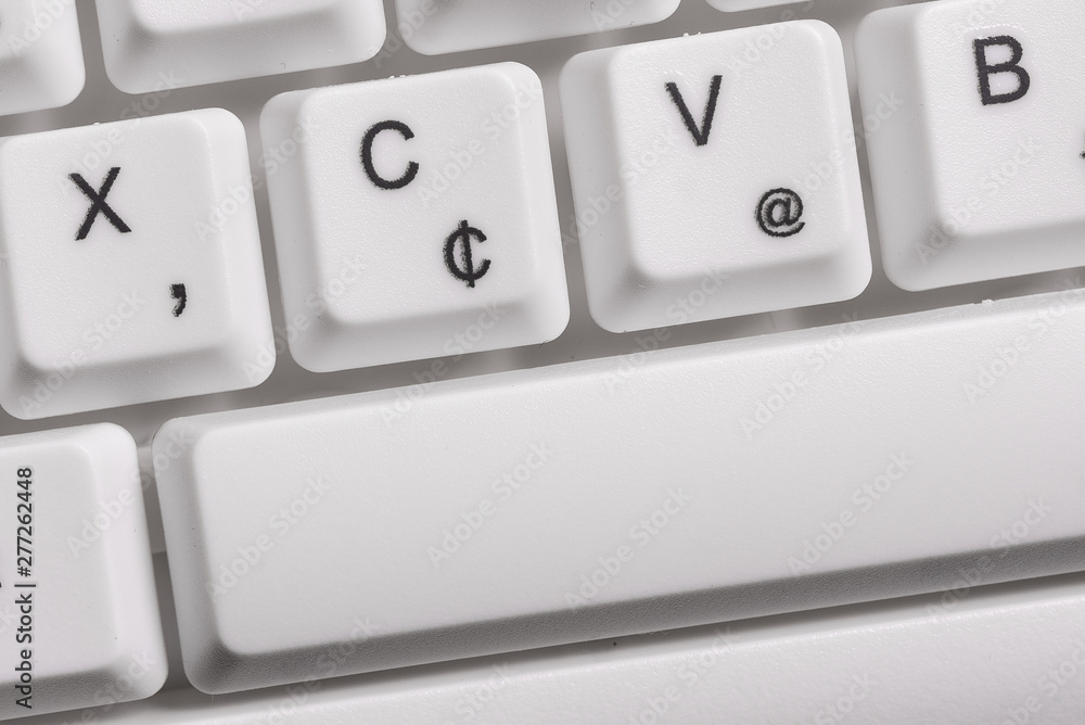 White pc keyboard with empty note paper above white background key copy space White pc keyboard with empty note paper above white background key copy space
