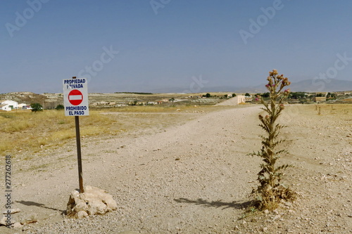 Propiedad privada. Prohibido el paso. Propriété privée. Passage interdit. Pannaeu en espagnol à l'entrée d'un chemin terre. Espagne.