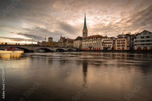 Zurych, Szwajcaria - widok na stare miasto z rzeką Limmat