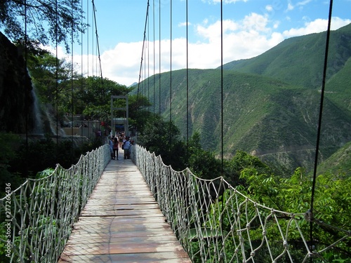 Puente de Madera en las Montañas Grutas de Tolantongo