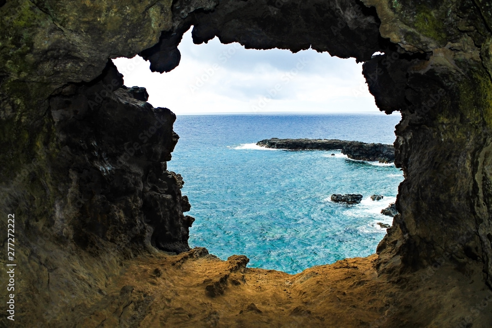 Cueva de los dos ventanas - Easter Island