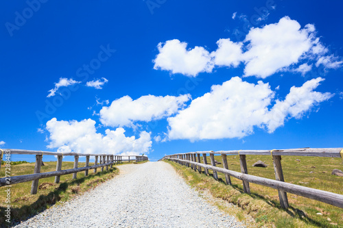 初夏の美ヶ原高原の散策路と青空と雲 長野県松本市
