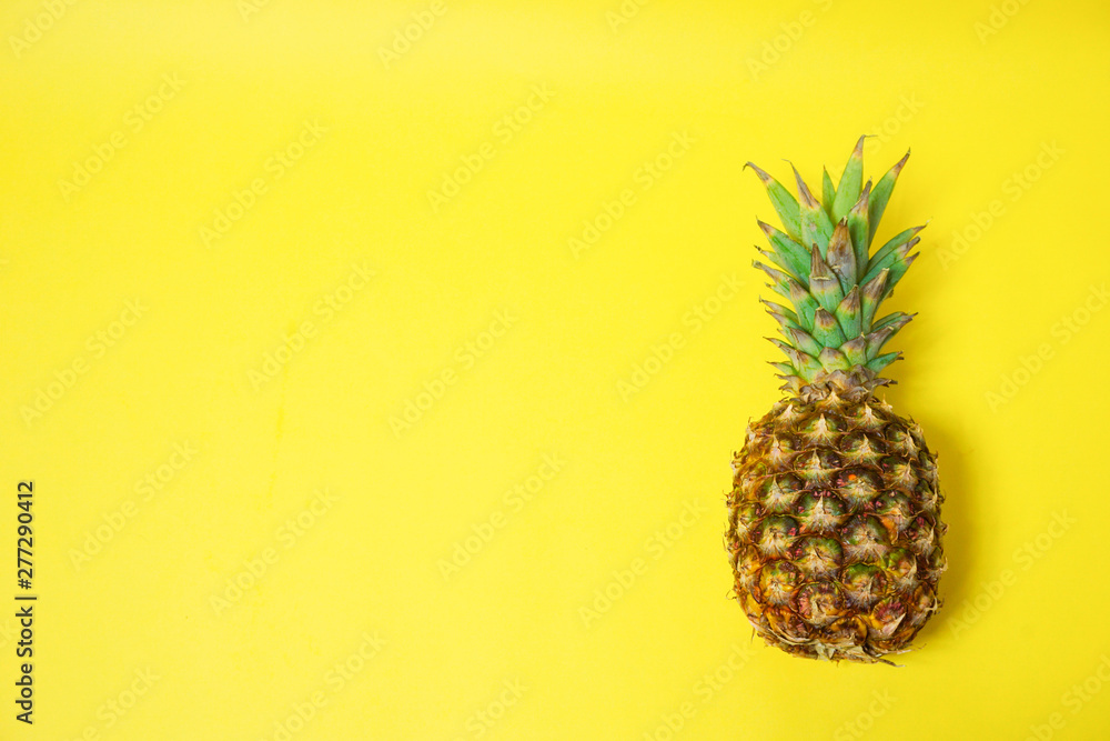 Ripe pineapple on the yellow background 完熟のパイナップルと黄色