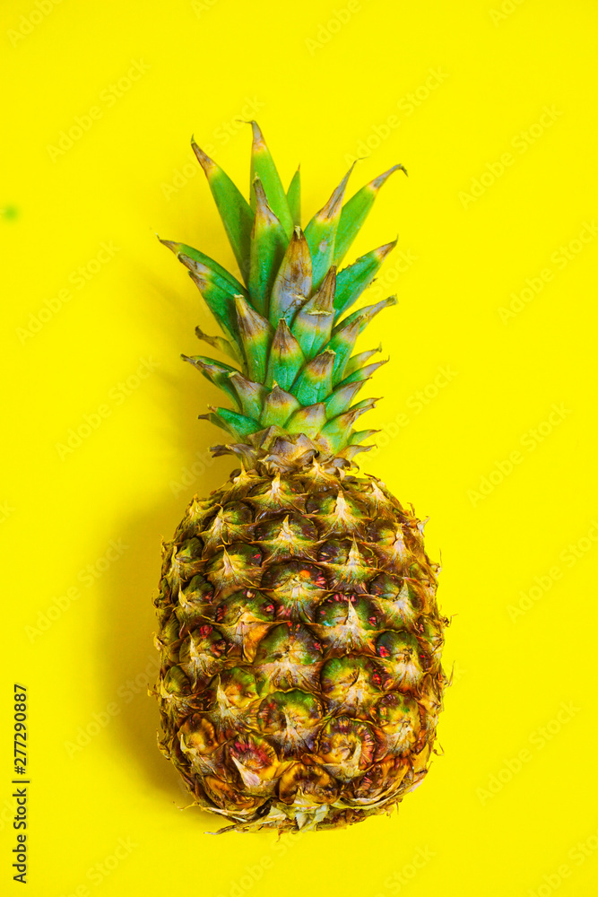 Ripe Pineapple On The Yellow Background 完熟のパイナップルと黄色背景 Stock Photo Adobe Stock