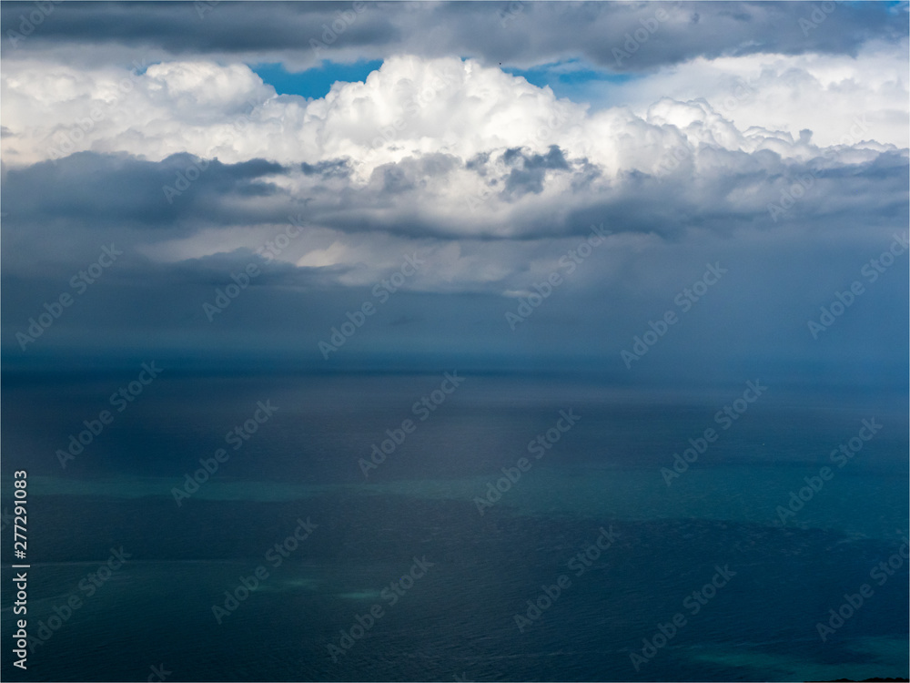 Obraz premium vue aérienne de la mer avec un ciel d'orage à Quiberville en Seine Maritime en France