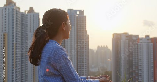 Canvas Print Woman look at the city view under sunset