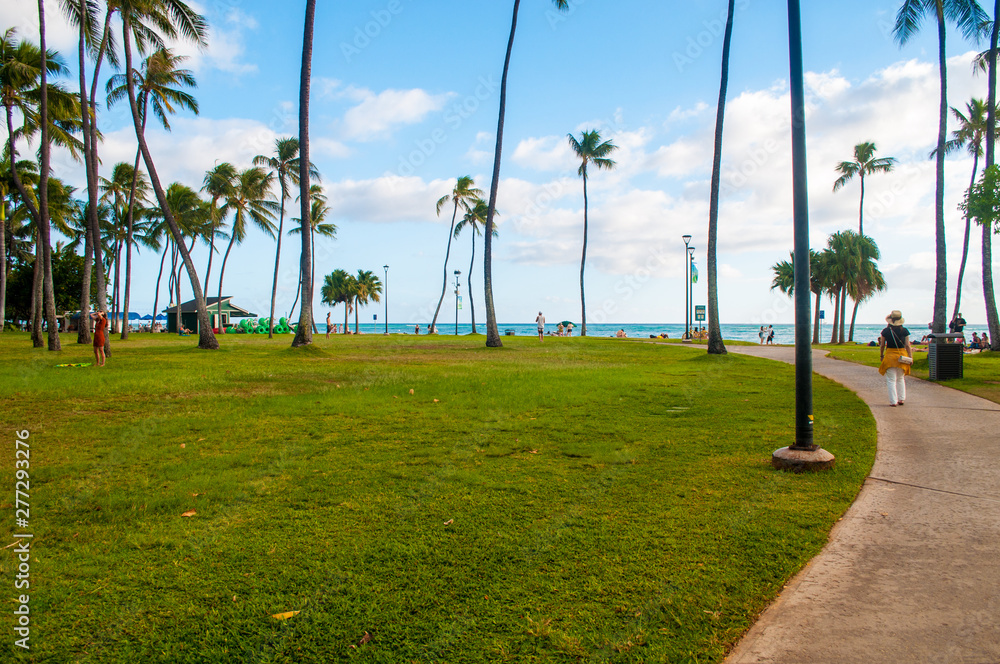 Obraz premium Fort DeRussy Beach Park in Honolulu, Hawaii