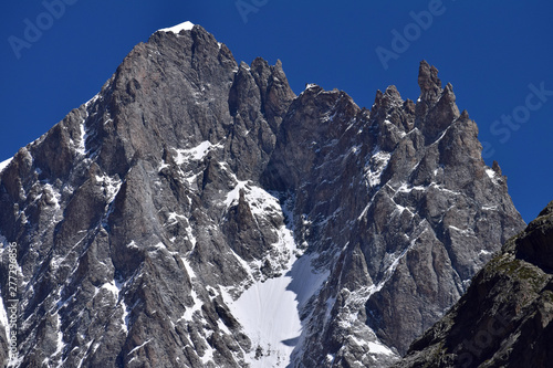 Le Dôme (alt 4015 m) et le Clocher des Ecrins (alt 3808 m), vus du vallon de Bonne Pierre
