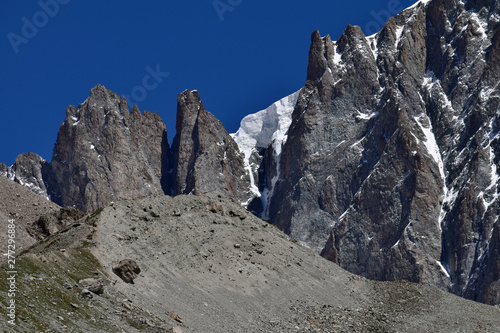 La Pointe (alt 3683 m), la Tour (alt 3682 m) de Bonne Pierre et les Jumeaux des Ecrins (alt 3730 m), vus du vallon de Bonne Pierre