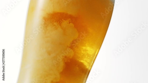 ビールを注ぐ