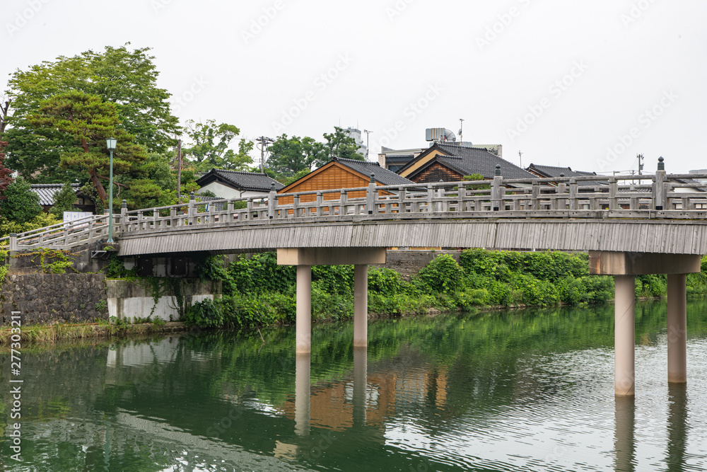 Fototapeta premium 金沢浅野川の木橋