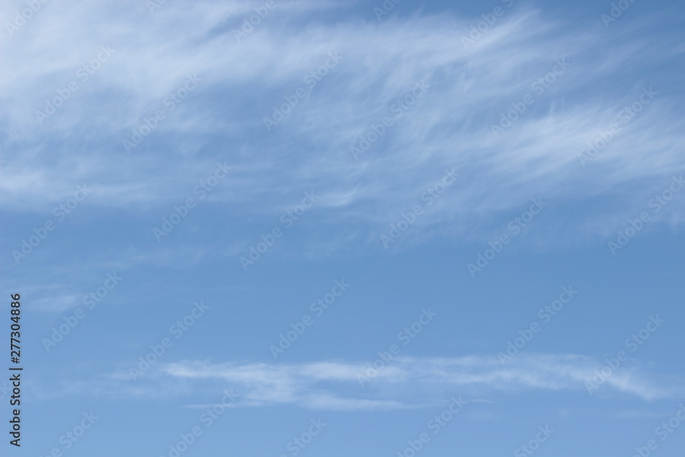 Fototapeta premium Beautiful feathery clouds in the blue sky