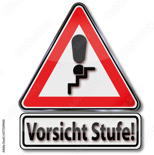 Schild mit Rufzeichen und Vorsicht Stufe mit der Warnung vor Stolpergefahr auf der Treppe